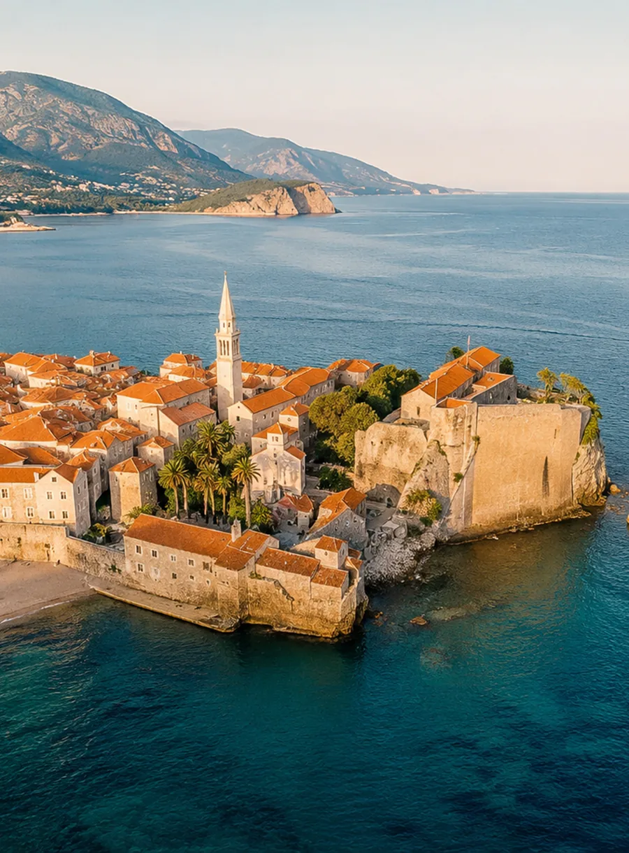 Budva i stari grad uz obalu Jadranskog mora
